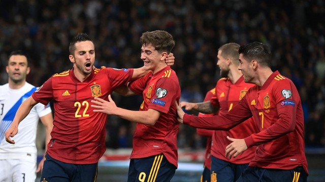 Sarabia comemora seu gol de pênalti na vitória da Espanha contra a Grécia