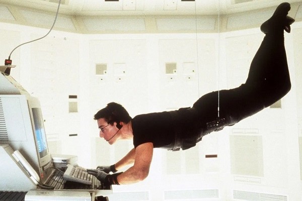 Tom Cruise em cena de Missão: Impossível (1996) (Foto: Reprodução)