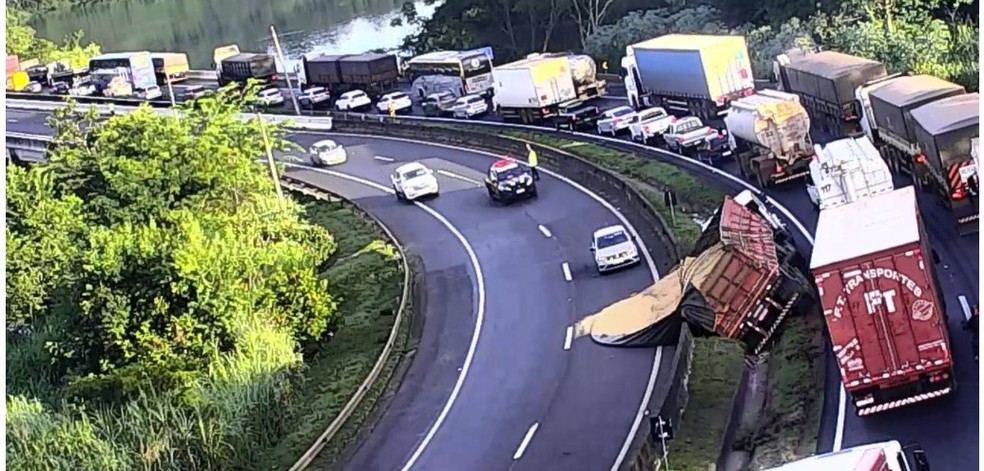 Carreta com soja tomba no canteiro central do km 54 e deixa trânsito lento em Uberlândia  — Foto: Reprodução/Eco050