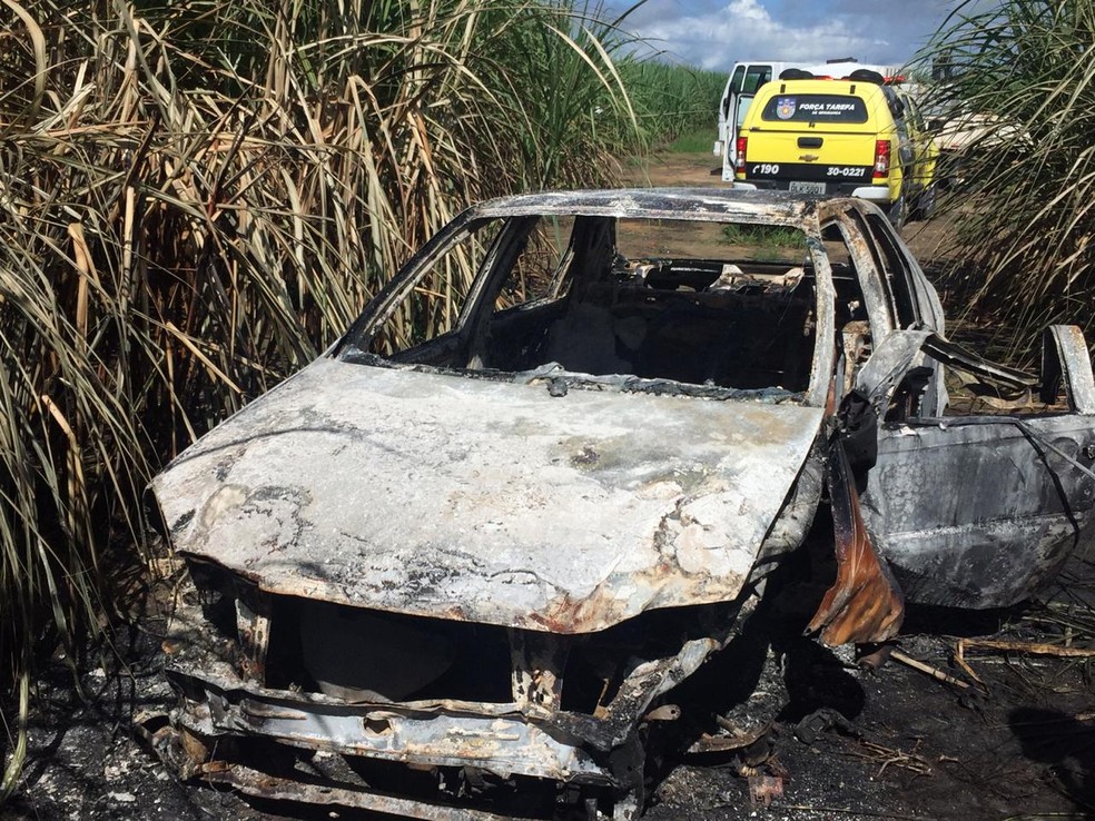 Polícia Civil foi acionada para remoção do carro encontrado na AL-105, em Alagoas — Foto: BPRv/Divulgação