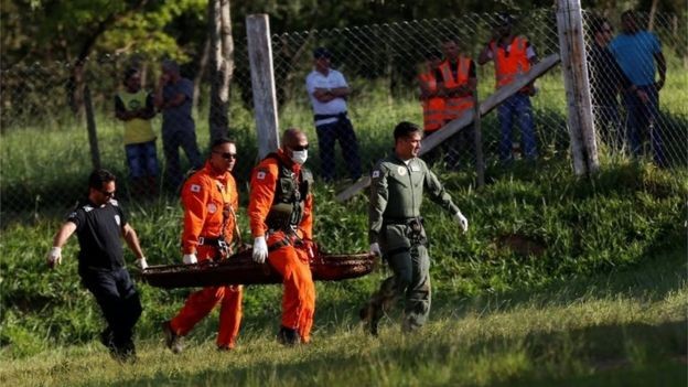 'Se encontrarem alguma coisa, serão apenas mais corpos', avalia Moacyr Duarte (Foto: Reuters, via BBC)