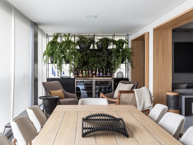 Cores neutras e madeira marcam apartamento de 260 m²  (Foto: FOTOS EVELYN MULLER)