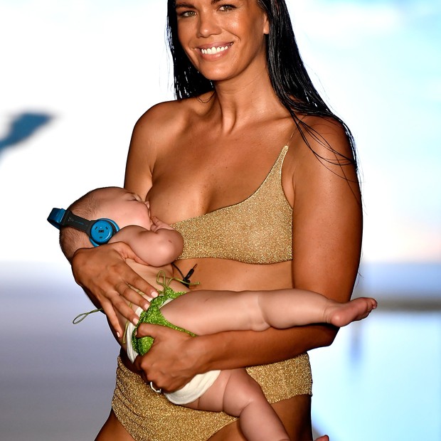 Mara Martín desfilou amamentando seu filho (Foto:  Frazer Harrison/Getty Images for Sports Illustrated)