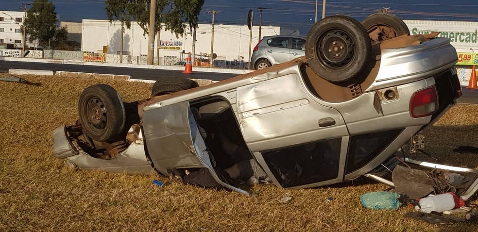 Motorista de 24 anos morreu após capotamento durante madrugada de domingo (18), no DF — Foto: Polícia Militar do DF / Divulgação
