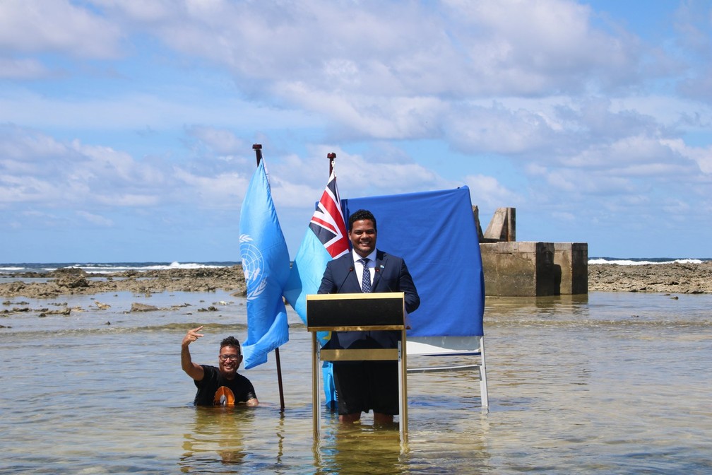 Ministro de Tuvalu grava vdeo de dentro do mar para ser exibido na COP26.  Foto: Governo de Tuvalu/Redes sociais