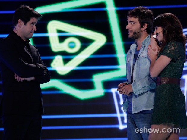 Jonas diz ao casal que eles só permanecerão no reality se o app bombar (Foto: Fábio Rocha)