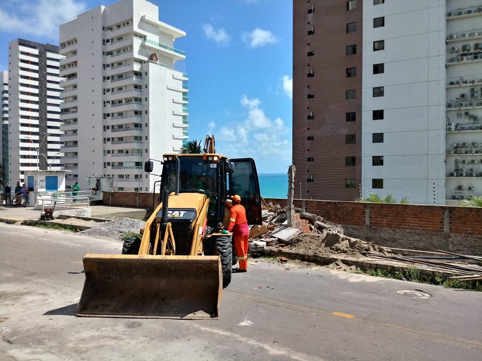 Construção sobre muro de arrimo é demolida em Mãe Luiza, na Zona Leste de Natal — Foto: Divulgação