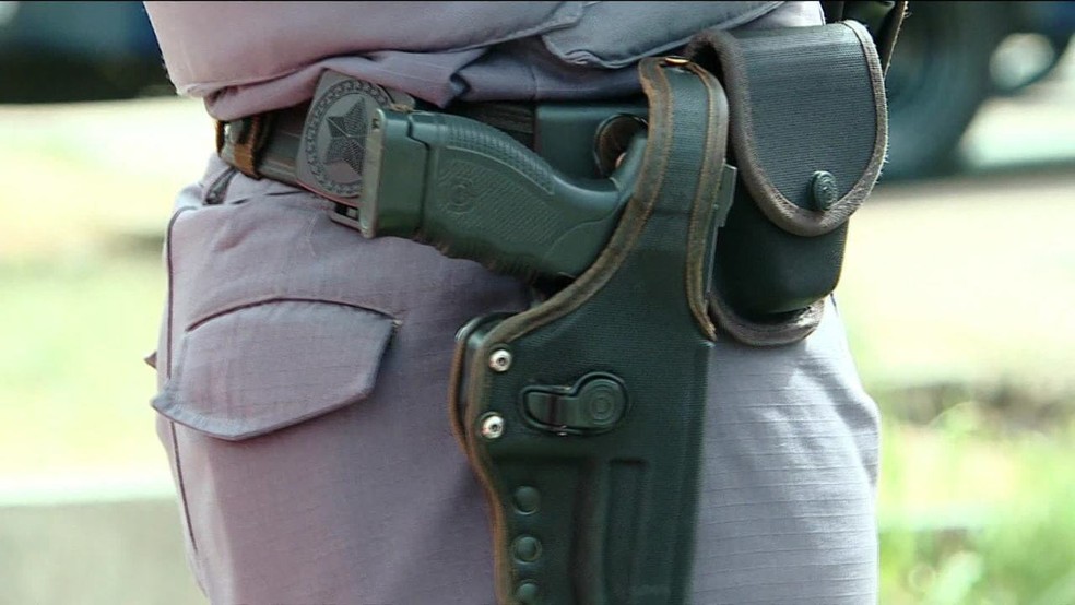 Policial armado — Foto: Reprodução / TV Globo