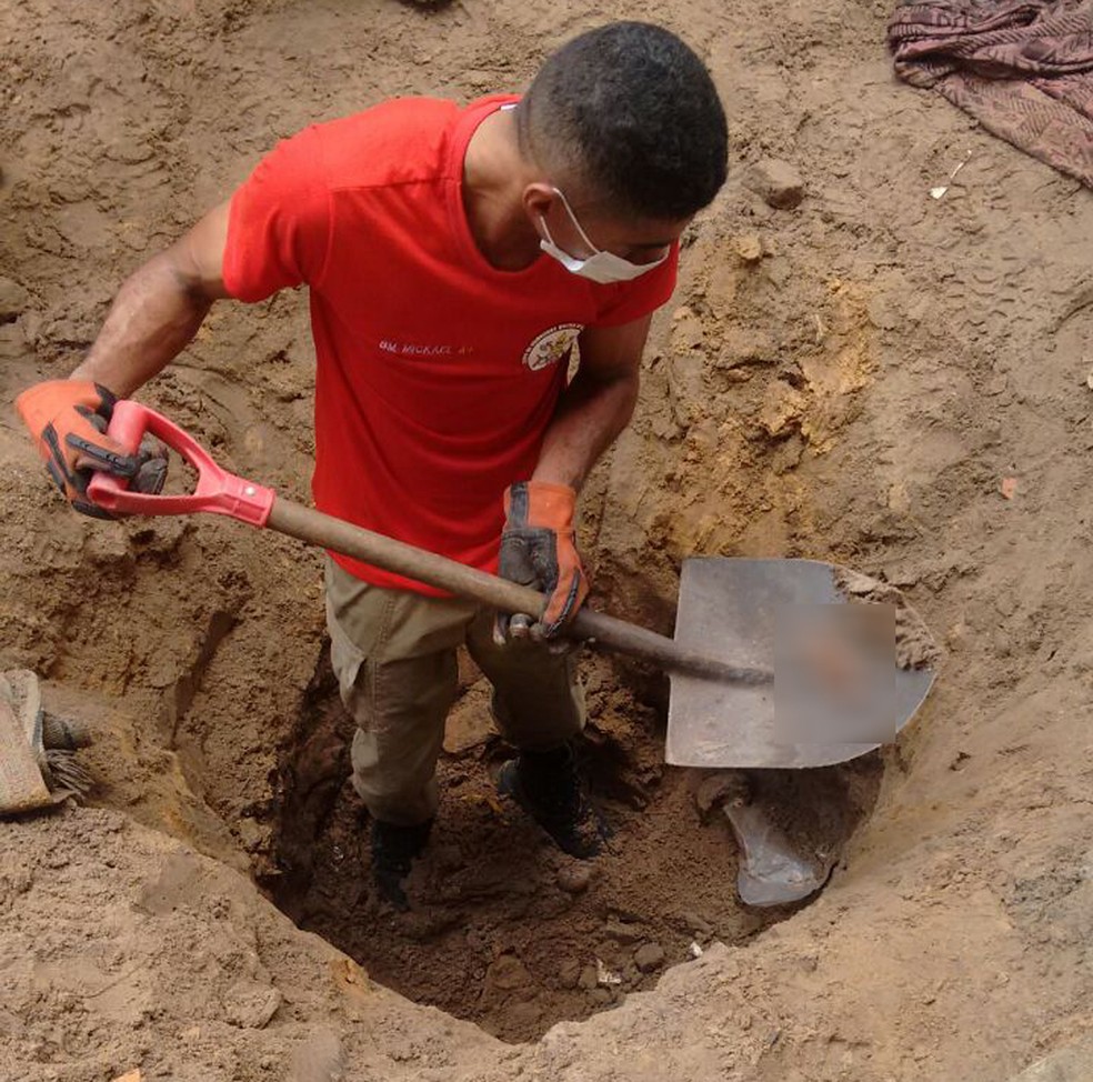 Dois corpos decepados e decapitados foram encontrados enterrados no quintal de uma casa no Norte do Piauí (Foto: Divulgação / Corpo de Bombeiros)
