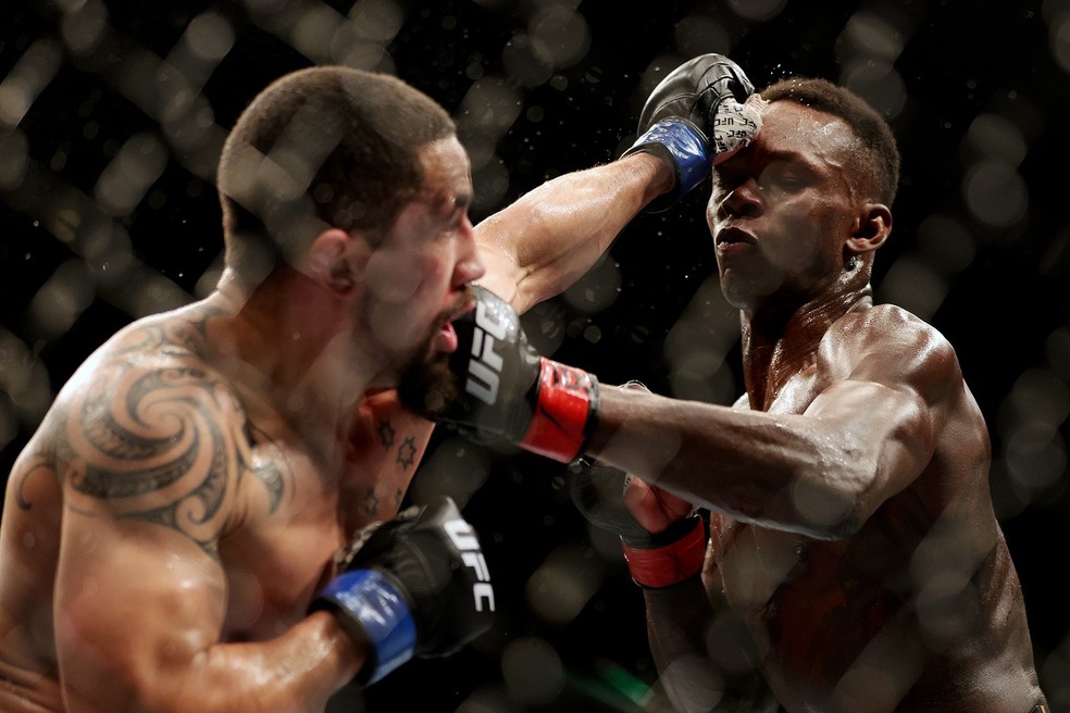 Robert Whittaker e Israel Adesanya fizeram uma luta equilibrada no UFC 271 — Foto: Getty Images