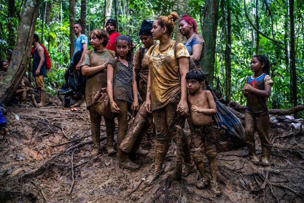 Olga Ramos, uma enfermeira venezuelana (esquerda), e sua família se arriscam na travessia do Tampão do Darién  — Foto: FEDERICO RIOS/AFP