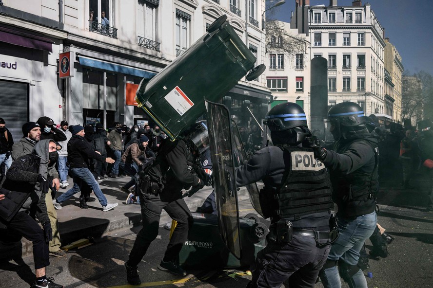 Confronto entre policiais e manifestantes em Lyon, na França