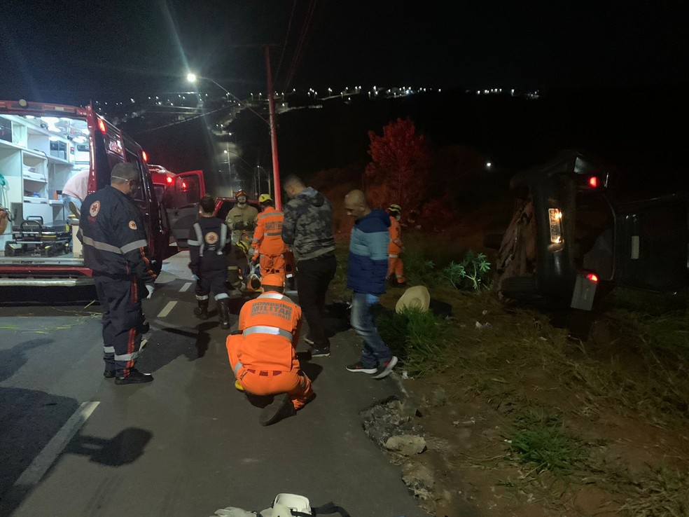 Motociclista morre após ser atingido por carro que iria socorrer outro acidente em Varginha — Foto: Divulgação/Corpo de Bombeiros 
