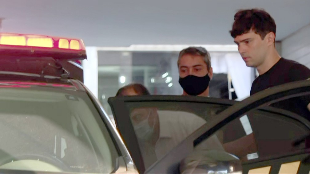 Preso, Pastor Everaldo é colocado em carro da Polícia Federal — Foto: Reprodução/TV Globo