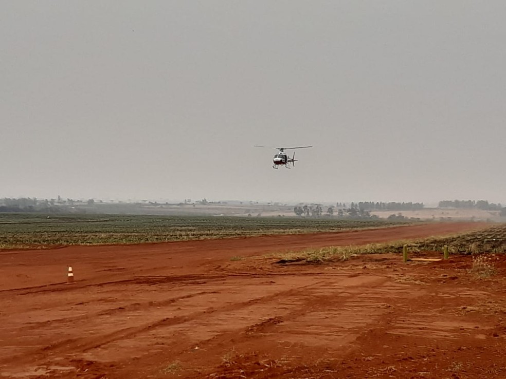Helicóptero atua no combate ao incêndio no Parque Estadual do Aguapeí — Foto: Defesa Civil