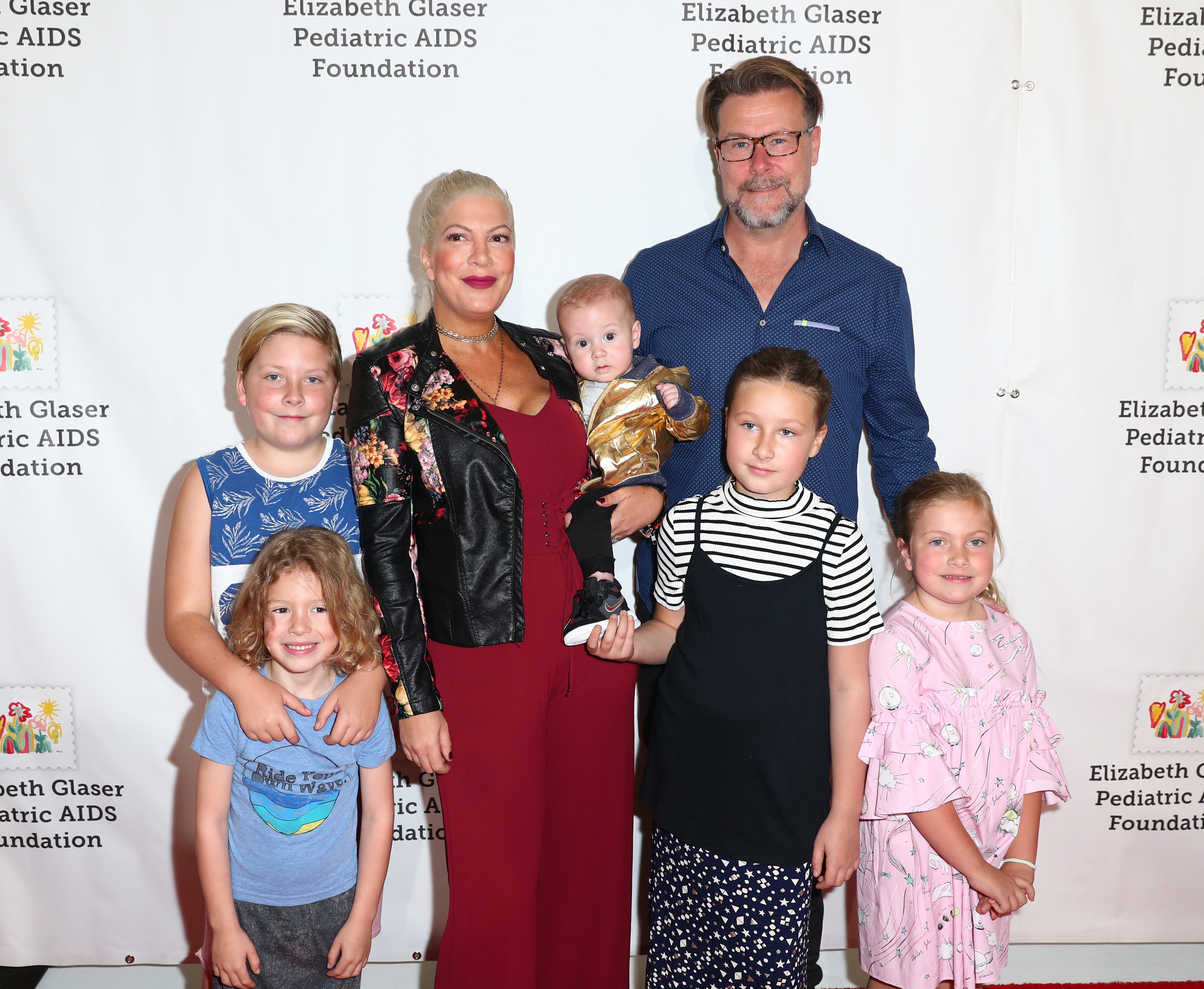 A atriz Tori Spelling em meio aos filhos e marido (Foto: Getty Images)