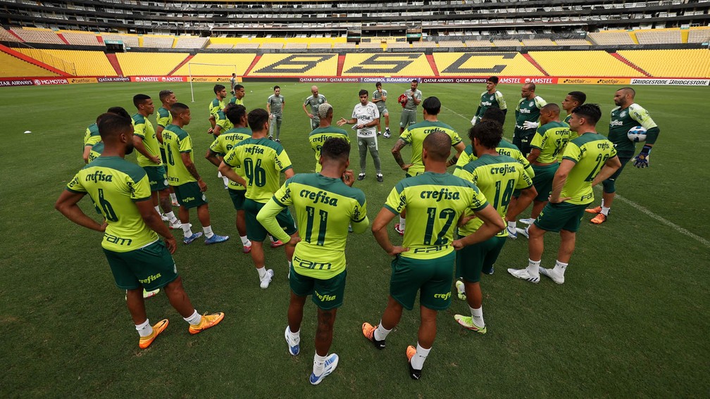 Abel Ferreira conversa com o elenco do Palmeiras em treino no Equador — Foto: Cesar Greco/Palmeiras