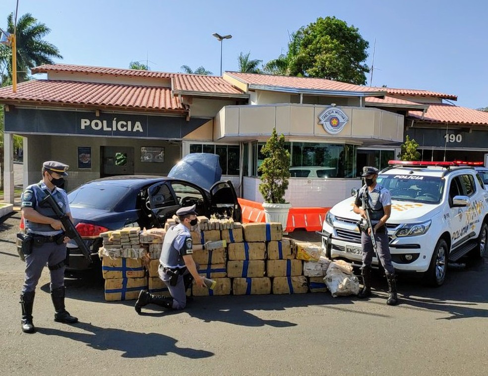 Polícia Rodoviária prende motorista com grande quantidade de maconha na SP-333 — Foto: Polícia Rodoviária/Divulgação