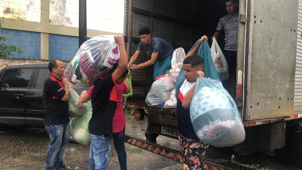 Doações chegaram para desabrigados após temporal em Guarujá (SP) — Foto: Addriana Cutino/G1