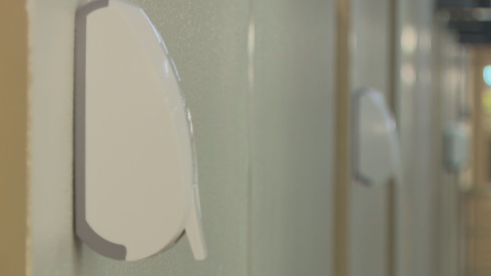Dispenser de álcool em gel em escola pública do DF — Foto: TV Globo/Reprodução
