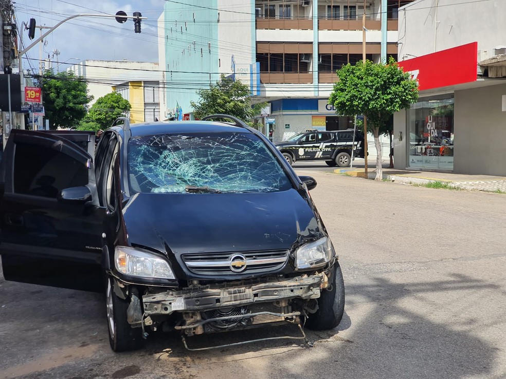 Carro envolvido em acidente em cruzamento no centro de Mossor&oacute;, no Oeste potiguar &mdash; Foto: Iara N&oacute;brega/Inter TV Costa Branca