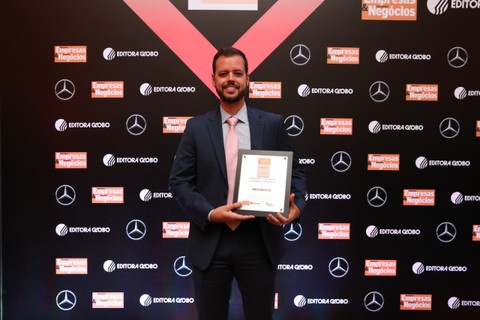 Julio Monteiro, da Megamatte, segura troféu durante o Prêmio Melhores Franquias do Brasil 2019