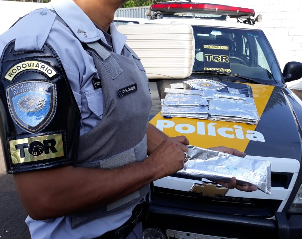 Pacotes de cocaína estavam escondidos em uma mala no ônibus abordado em Presidente Prudente (Foto: Polícia Militar Rodoviária/Divulgação)