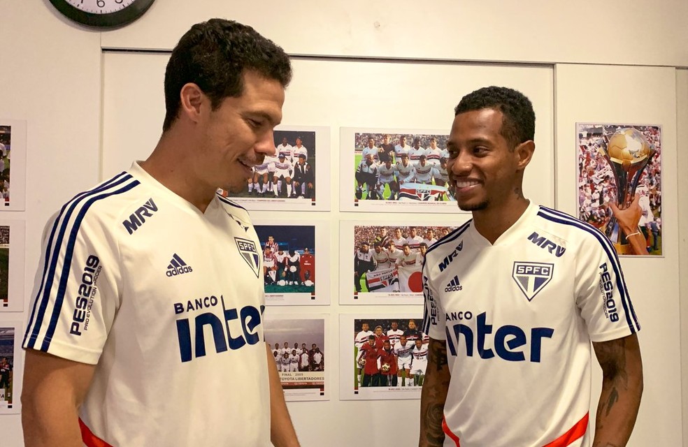 Hernanes e TchÃª TchÃª se encontram no CT do SÃ£o Paulo â Foto: DivulgaÃ§Ã£o