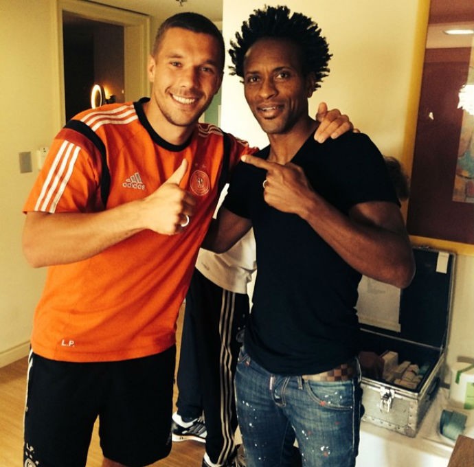 Podolski elogiou a forma de Zé Roberto ao se encontrar com o brasileiro (Foto: Reprodução/Twitter)