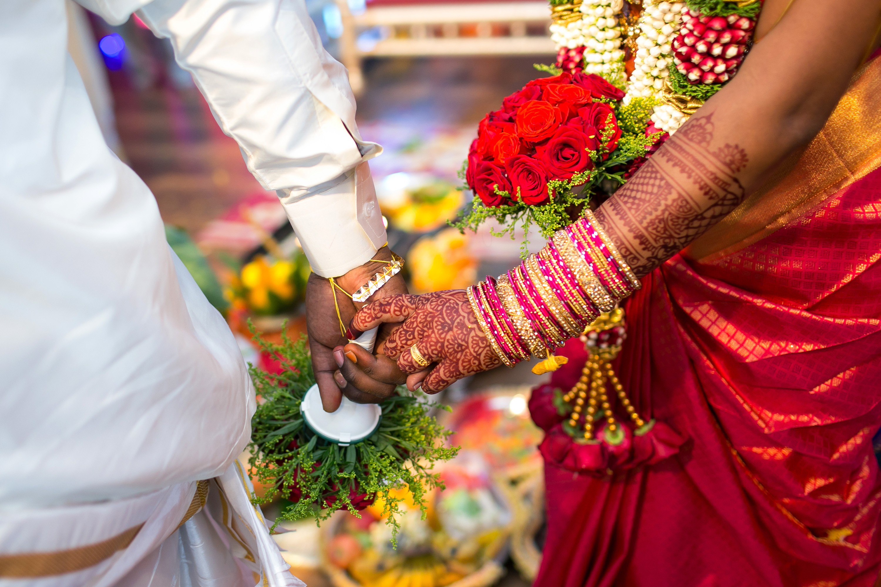 Noivos de mãos dadas durante uma tradicional cerimônia de casamento indiana (Foto: Getty Images)