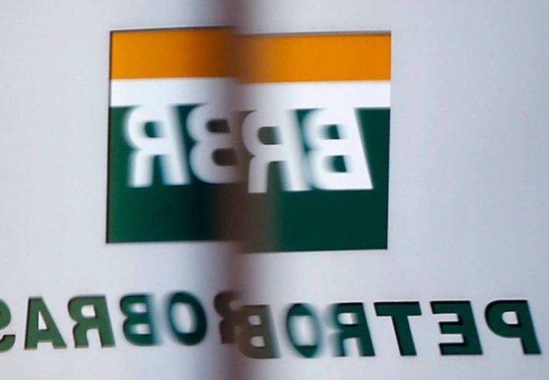 Logo da BR Distribuidora é visto através de vidro diante da sede da Petrobras (Foto: Paulo Whitaker/Reuters)