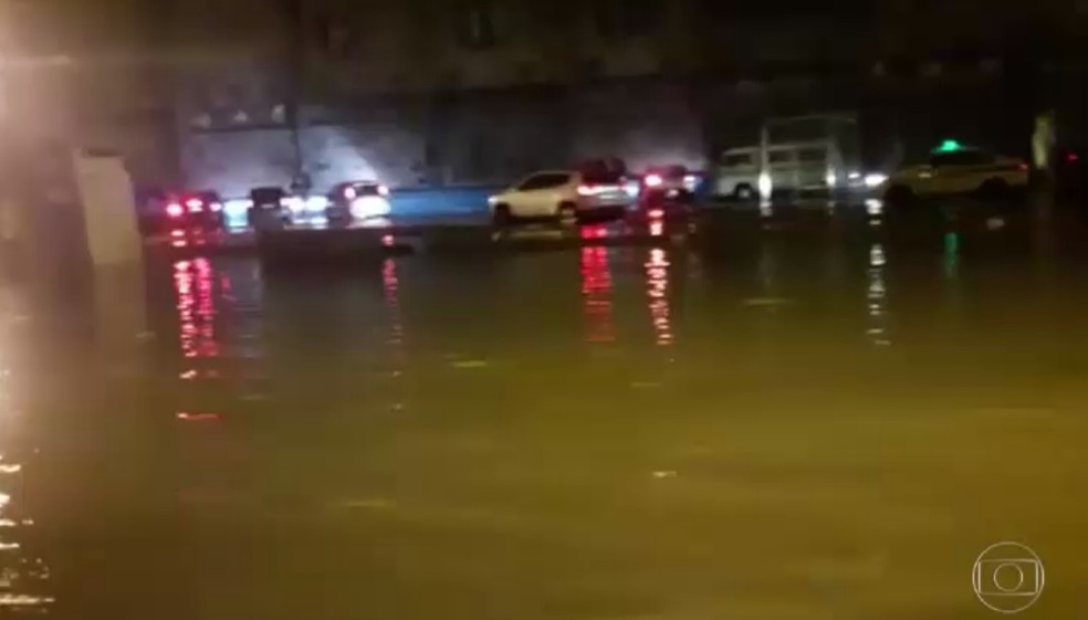 Chuva no Rio começou na noite de domingo, quando o município entrou em estágio de atenção (Foto: Reprodução / TV Globo)