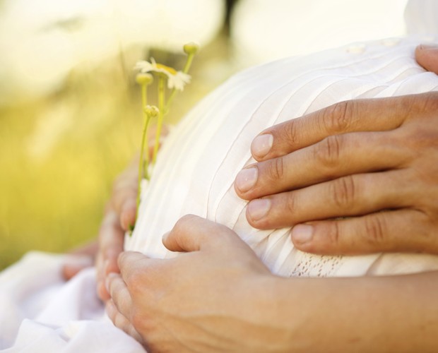 Os movimentos do bebê na barriga são sinais de que ele está se desenvolvendo bem (Foto: Thinkstock)