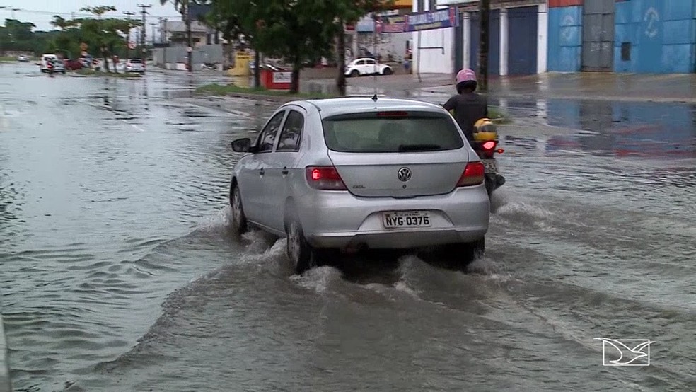 Motoristas encontraram dificuldades em atravessar as ruas de São Luís durante chuva que caiu na manhã desta quarta (2) (Foto: Reprodução/ TV Mirante )