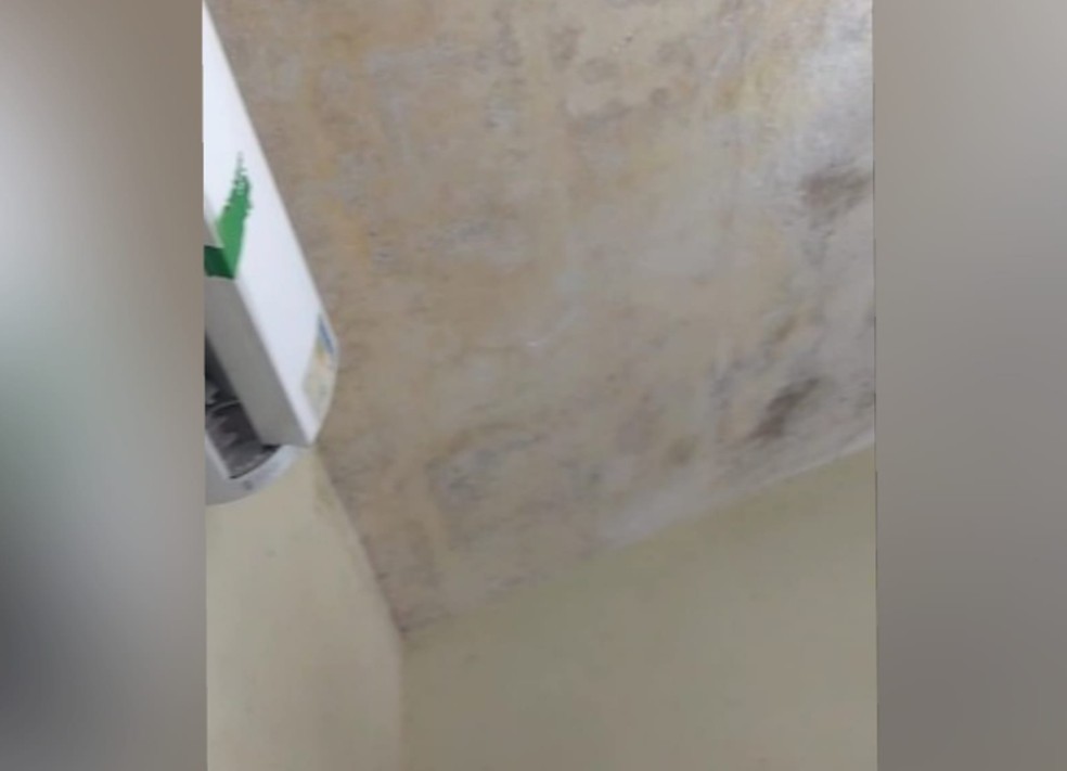 Mofo no teto próximo ao ar-condicionado dentro sala de escola em Horizonte.  — Foto: Reprodução/TV Verdes Mares