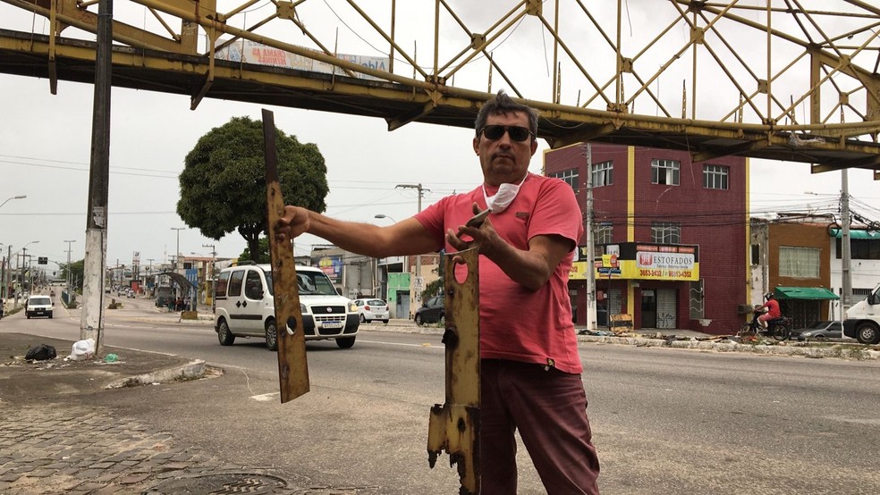 Motorista mostra pedaço de metal que caiu da passarela das Quintas, em Natal — Foto: Pedro Trindade/Inter TV Cabugi