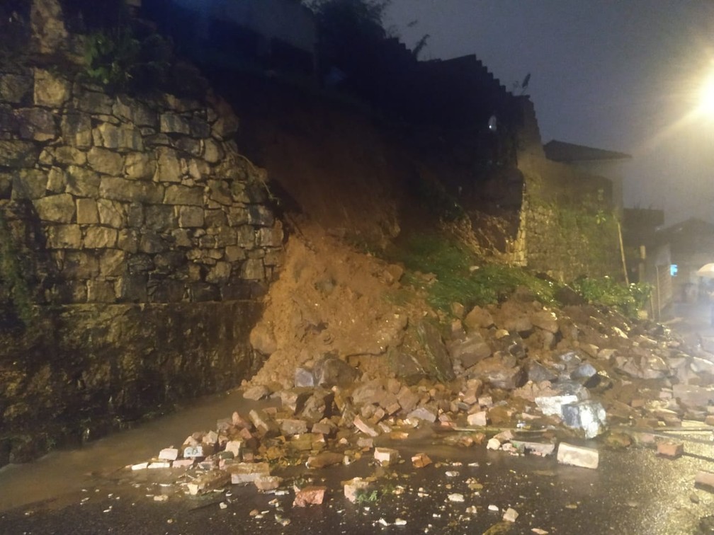 Morro de Santos registra deslizamentos após forte temporal — Foto: Arquivo Pessoal/Daniel Santana