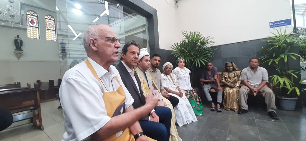 Haddad se encontra com padre Julio Lancellotti e outros líderes religiosos — Foto: Luiza Vaz/TV Globo