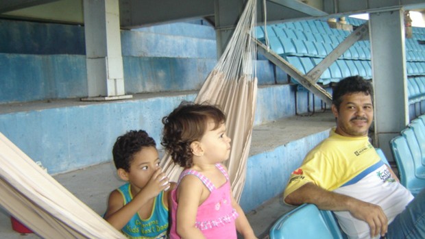 Torcedor Luís Carlos, com o filho e a sobrinha no Castelão (Foto: Luís Carlos/Arquivo Pessoal)