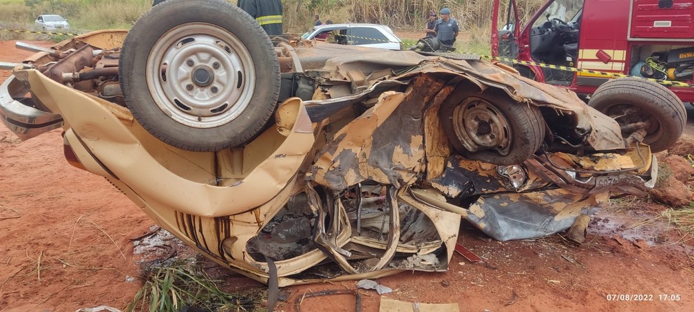 Um dos carros, um fusca, ficou destruído após o acidente em Borborema  — Foto: Corpo de Bombeiros/ Divulgação