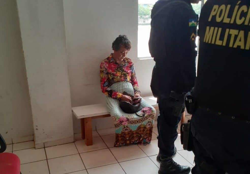 Homem vestido mulher é preso ao tentar fazer prova do Detran no lugar da mãe. Foto: PM/Divulgação