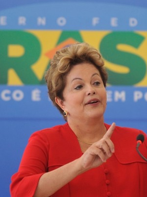 A presidente Dilma Rousseff participa da cerimônia de anúncio de linha de financiamento para aquisição de móveis e eletrodomésticos aos beneficiários do programa Minha Casa, Minha Vida, no Palácio do Planalto (Foto: Antônio Cruz/ABr)