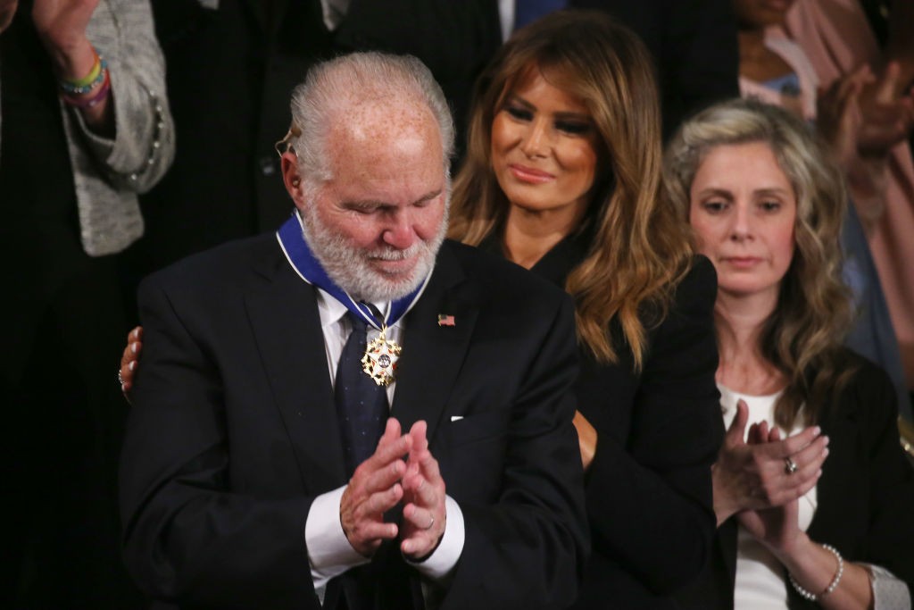 Rush Limbaugh recebeu da ex-primeira-dama Melania Trump a Medalha da Liberdade, em 04 de fevereiro de 2020 em Washington, DC.  (Foto: Getty Images)