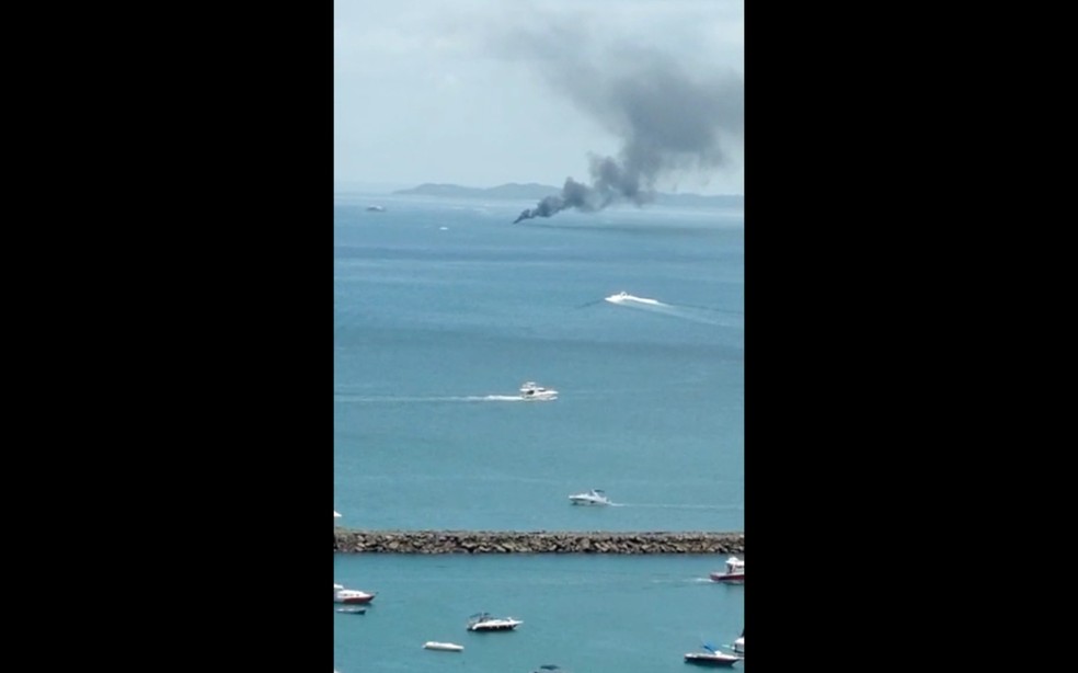 Embarcação pega fogo na Baía de Todos-os-Santos — Foto: Reprodução/Redes Sociais