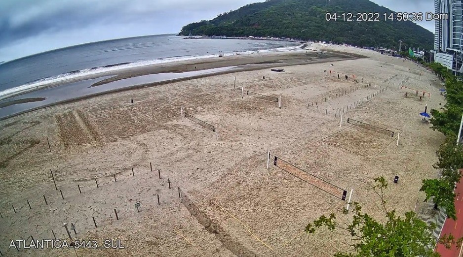 Praia de Balneário Camboriú tem 'lagoa' sobre areia ao completar 1 ano do alargamento