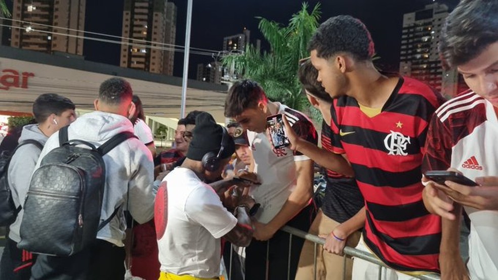 Jogadores do Flamengo atendem torcedores em Cuiab&aacute; &mdash; Foto: Fred Huber/ge