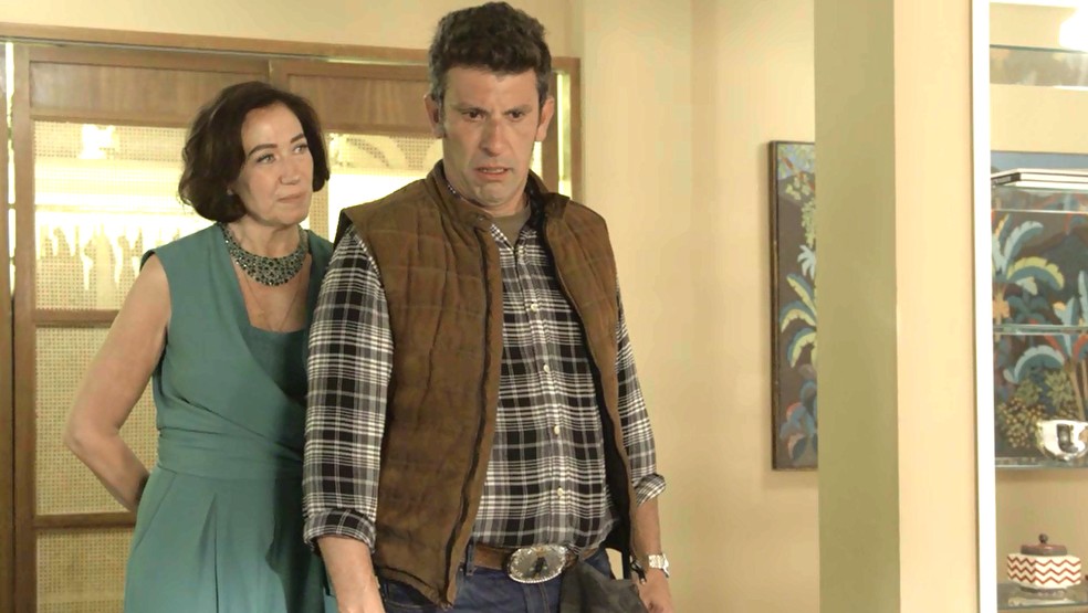 Valentina (Lilia Cabral) oferece calcinhas a Machado (Milhem Cortaz) para que ele esqueça a investigação do roubo de seu colar, na novela 'O Sétimo Guardião' — Foto: TV Globo