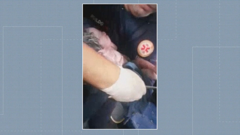 Após nascimento em ônibus, bebê é levado para o Hospital Rocha Faria por um socorrista do Samu. — Foto: Reprodução/ TV Globo
