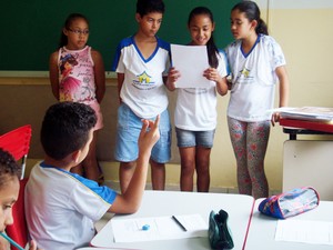 Alunos da professora Terezinha apresentam trabalho na escola em Divinópolis (Foto: Ascom/Prefeitura de Divinópolis)