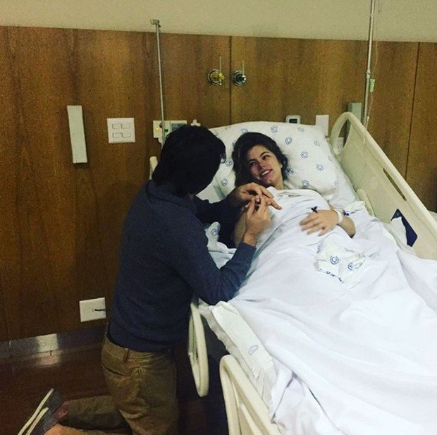Bruna Hamú é pedida em casamento na maternidade (Foto: Reprodução Instagram )